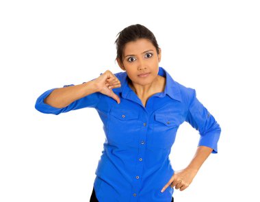 Kızgın, mutsuz, sinirli genç bir kadının yakın plan portresi. Sinirleniyor ve bir soru soruyor: Benimle mi konuşuyorsun, yani benimle mi? Beyaz arka planda izole edilmiş. Olumsuz duygular, yüz ifadeleri