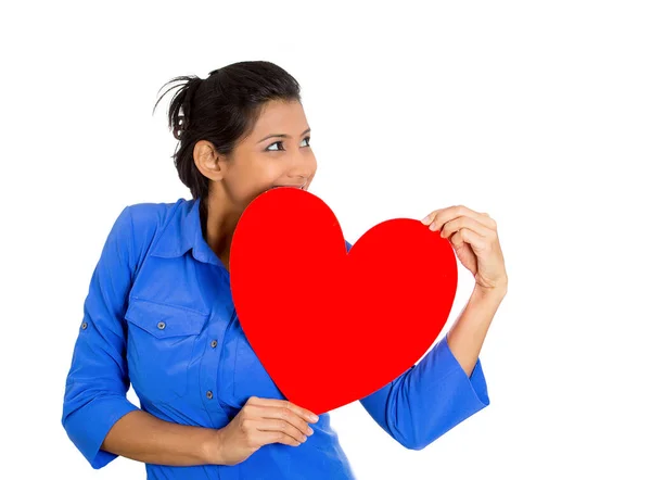 Retrato Cerca Bella Mujer Sonriente Feliz Sosteniendo Corazón Rojo Pecho — Foto de Stock