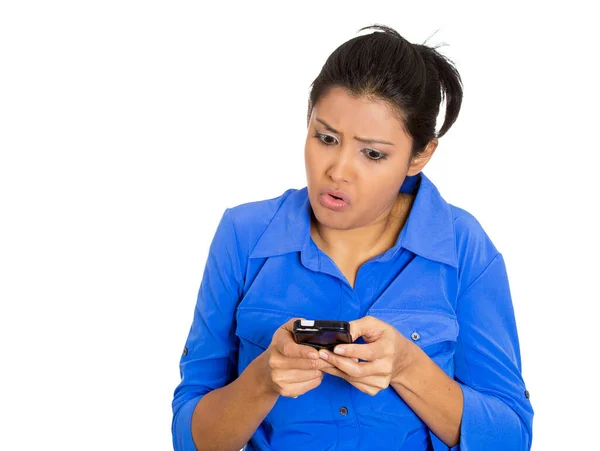 一个忧心忡忡的女人在手机上用白色背景隔离的方式看到了坏消息邮件 这让她非常震惊 负面的面部表情 情感感受 — 图库照片