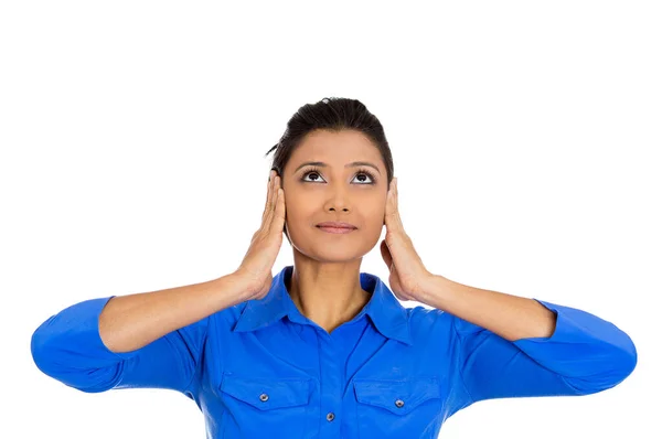 Portrait Rapproché Une Jeune Femme Couvrant Ses Oreilles Avec Des — Photo