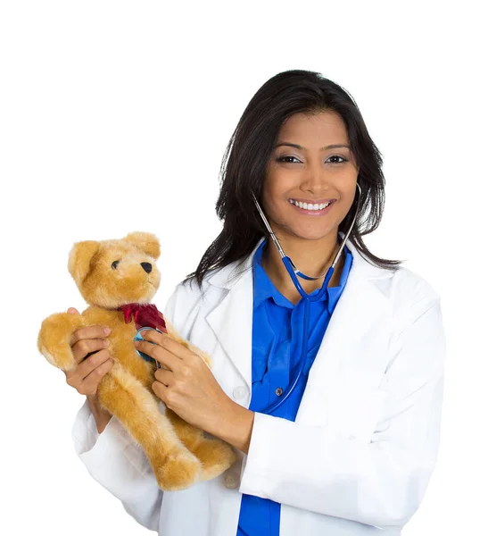 Retrato Primer Plano Amigable Doctora Confiada Sonriente Sosteniendo Oso Peluche — Foto de Stock