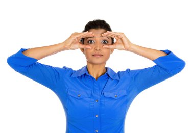 Genç, ciddi, meraklı bir kadının yakından çekilmiş bir portresi. Dürbün gibi parmaklarından süzülerek beyaz arka planda izole edilmiş bir şey arıyor. İmzala, semboller