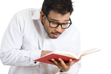 Büyük siyah gözlüklü, kitap okumaya çalışan ama görme sorunları yüzünden mesajları görmekte güçlük çeken genç bir inek portresi.. 