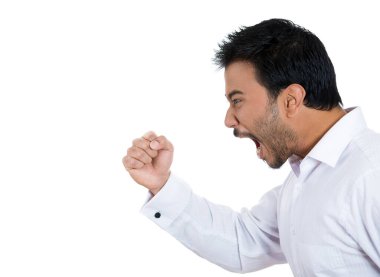 Elleri havada, ağzı açık bağıran, izole beyaz bir arka planı olan öfkeli bir adamın portresi. Olumsuz duygu, yüz ifadesi duyguları. 