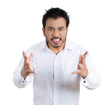 Elleri havada, ağzı açık bağıran, izole beyaz bir arka planı olan öfkeli bir adamın portresi. Olumsuz duygu, yüz ifadesi duyguları. 