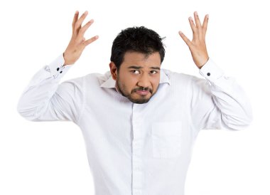 Kızgın, mutsuz genç adamın yakın plan portresi kollarını açıp sorunun ne olduğunu soruyor. Kimin umrunda, bilmiyorum. Beyaz arka planda izole edilmiş. Negatif insani duygu yüz ifadesi hissi