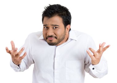 Kızgın, mutsuz genç adamın yakın plan portresi kollarını açıp sorunun ne olduğunu soruyor. Kimin umrunda, bilmiyorum. Beyaz arka planda izole edilmiş. Negatif insani duygu yüz ifadesi hissi