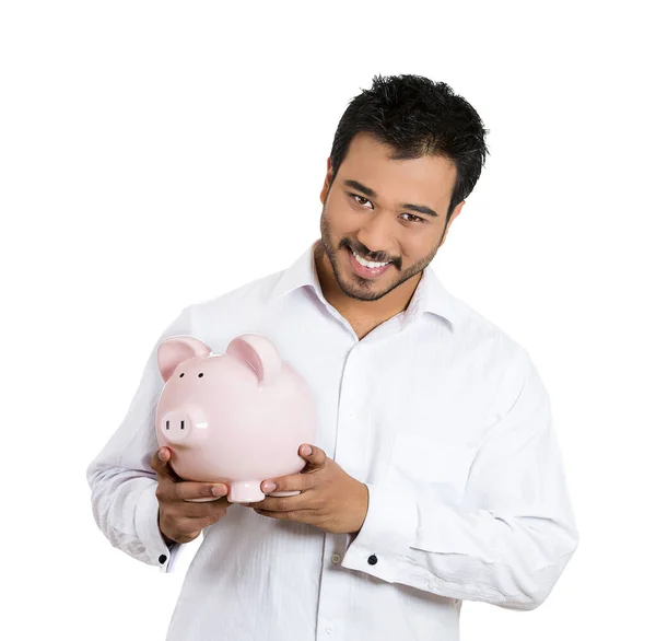 若い笑顔の学生のクローズアップ肖像画 労働者の男は白い背景に隔離された貯金箱を保持 スマート通貨金融投資決定 予算管理と貯蓄 — ストック写真
