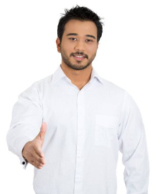 Yakından bakınca, beyaz arka planda izole edilmiş, el sıkışmak için elini uzatan yakışıklı, genç bir adamın portresi. Olumlu insani duygu yüz ifadesi duygu, tutum, algı