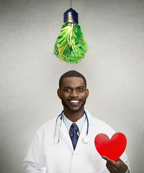 Portret Van Een Lachende Arts Cardioloog Die Adviseert Gezonde Voeding — Stockfoto