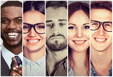 Mutlu bir grup insanın ortasında üzgün genç bir adam. Kadınlar ve erkekler kameraya gülümsüyor. 