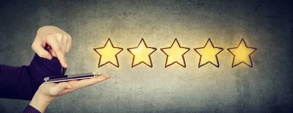 Hervorragendes Kundendienstkonzept Mann Gibt Fünf Sterne Bewertung Bei Online Umfrage — Stockfoto