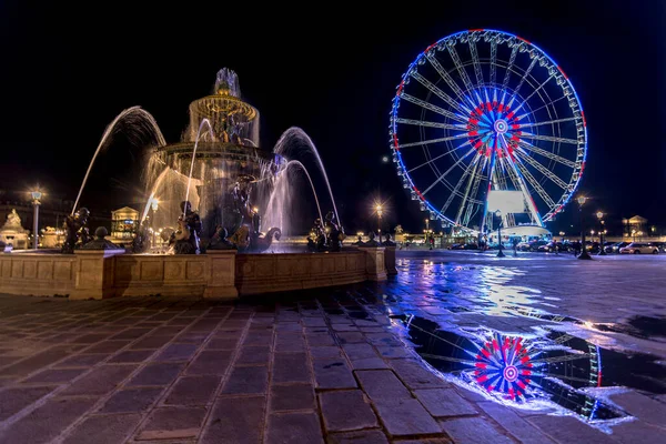 Geceleyin Paris 'te Concorde Meydanı' nda Fountain ve Ferris tekerleği
