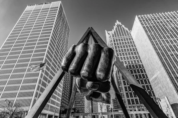 Detroit MI 'dan Joe Louis anıtının siyah ve beyaz görüntüsü