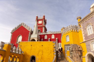 Portekizce Palcio da Pena olarak da bilinen Pena Sarayı 'nın güzel kemerli girişinde Sintra, Portekiz' de bir taş oymalı Gargoyle var.