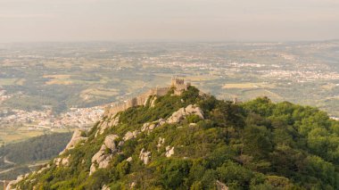 Pena Sarayı 'ndan kısa bir yürüyüş mesafesinde Portekiz' in Sintra şehrinde yer alan bir ortaçağ tepe şatosu olan Moors Kalesi (Castelo dos Mouros) bulunur. Bozkır tarafından inşa edilmiş, Reconquista sırasında önemli bir stratejik noktaydı..