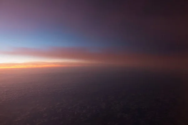从飞行途中的某个地方 可以看到五彩斑斓的黎明时分 — 图库照片