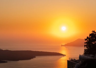 Yunanistan 'ın Santorini adasındaki Oia köyünden güzel bir batım manzarası görüldü..