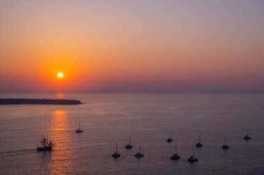 Günbatımı deniz yatları denize açıldı ve açık bir noktaya demir attı. Böylece turistler günbatımının tadını çıkarabilecekler..