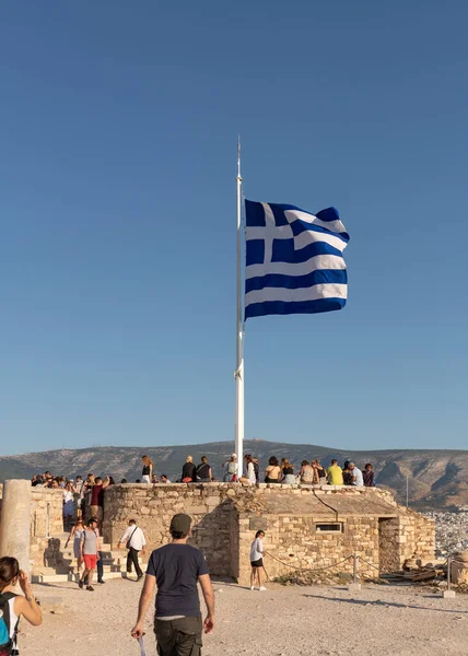 Yunanistan 'ın güzel ve basit mavi ve beyaz bayrağı Atina, Yunanistan' daki Akropolis 'te rüzgârda dalgalanıyor