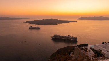Turistler ve plaja gidenler, dünyanın en çok fotoğraflanan plajlarından biri olan Anse Source D 'Argent sahilinde güneşli bir günün tadını çıkarıyorlar..