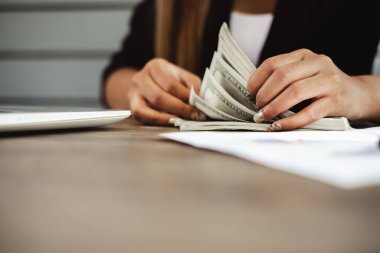 Para sayan kadın muhasebeci banknot, iş mali konsepti