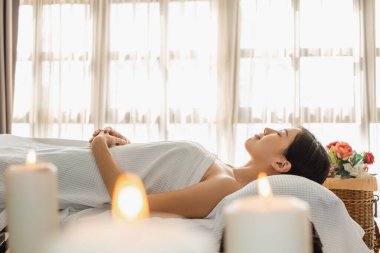 Genç Asyalı güzel kadın masaj ve kaplıcanın tadını çıkarıyor.