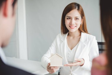 Yeni ev / evi iş adamlarına sunan satıcı, konut, apartman ve oturma konsepti pazarlaması