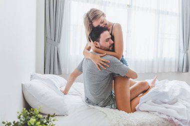 Mutlu çift yatakta, romantik zamanda sarılıp öpüşüyor, aşk, seks ve tutkulu konsept.