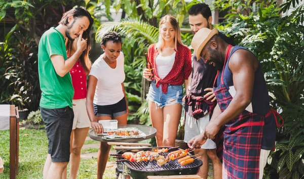 多元化人群在家里举行烧烤 烧烤派对 午餐烹调烤肉 快乐朋友派对生活方式的概念 — 图库照片
