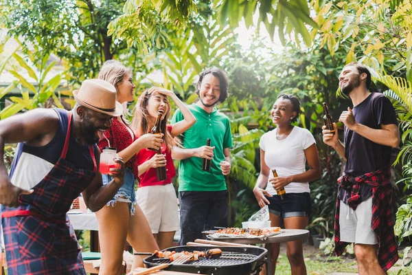 Grup Diversitate Persoane Grătar Grătar Petrecere Domiciliu Gătit Carne Grătar — Fotografie, imagine de stoc