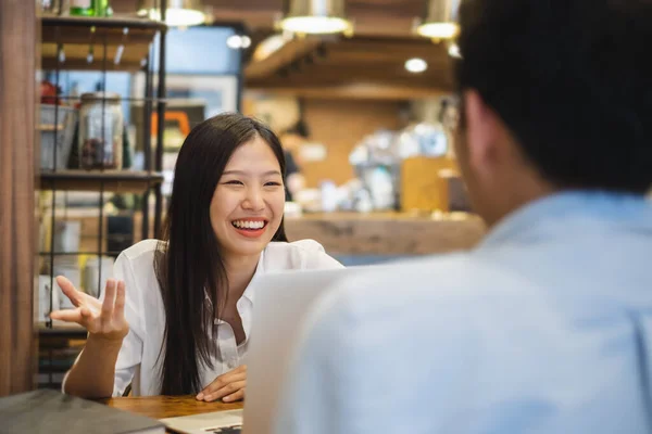 Nuori Kaunis Aasialainen Liiketoiminnan Nainen Kahvilassa Keskustella Liiketoiminnan Haastattelussa Nuori — kuvapankkivalokuva