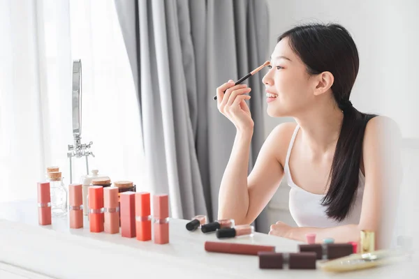 Jong Mooi Aziatisch Vrouw Toepassen Cosmetica Make Haar Gezicht Gezondheid — Stockfoto