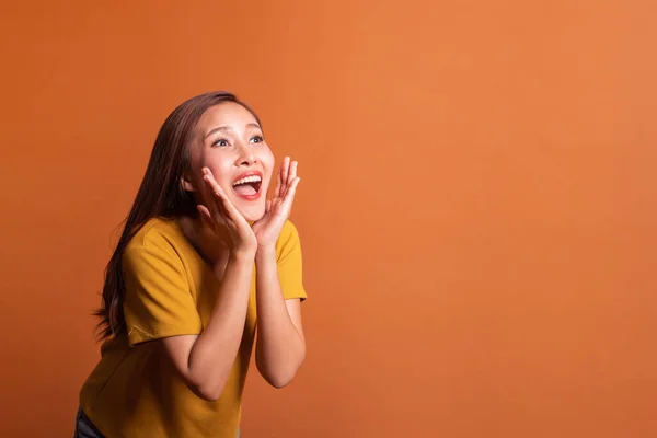 Fiatal Ázsiai Portré Felett Narancs Háttér Bejelenti Lövés Mosoly Boldog — Stock Fotó