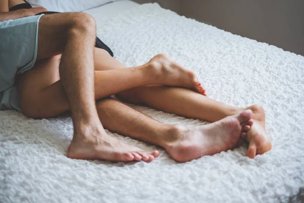 情侣们在床上欢欢喜喜 在浪漫的时光里拥抱和亲吻 爱情和激情的性爱理念 — 图库照片