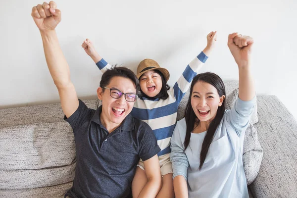 幸せなアジアの家族が手を上げて笑うと陽気に — ストック写真