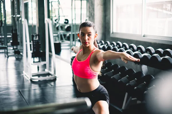 Vrouw Doet Lichaam Opwarmen Door Yoga Praktijk Stretching Sportschool Indoor — Stockfoto
