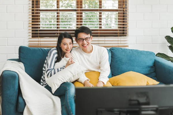 Asiatisches Paar Lebensstil Mann Und Frau Sehen Fernsehfilme Hause Familienleben — Stockfoto