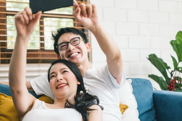 年轻的亚洲恋人在家里用手机自拍 在家里放松一下 享受一下生活 — 图库照片