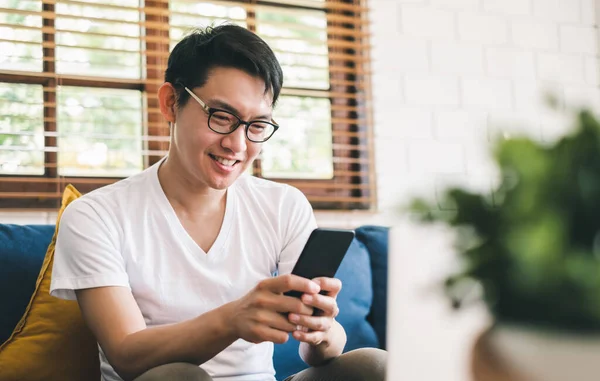 Jeune Homme Asiatique Utilisant Téléphone Pour Les Achats Ligne Travailler — Photo