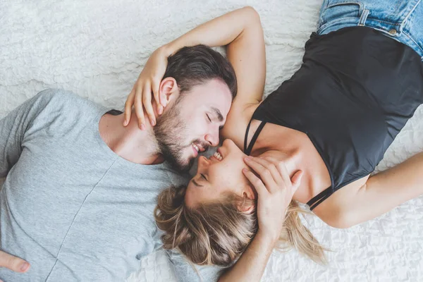 Feliz Casal Amante Cama Abraço Beijo Tempo Romântico Amor Conceito — Fotografia de Stock