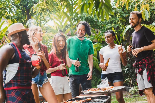 Groep Diversiteitsmensen Die Thuis Barbecuefeest Houden Gegrild Vlees Rundvlees Koken — Stockfoto