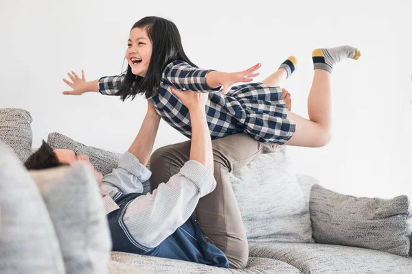 Menina Asiática Filha Brincando Com Pai Casa Conceito Família Feliz — Fotografia de Stock