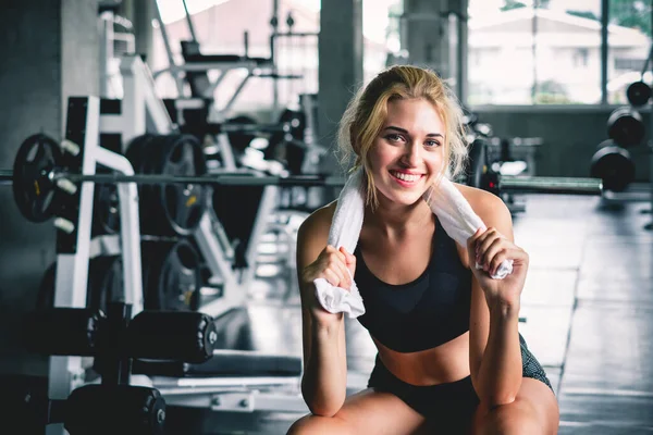 Vrouw Ontspannen Het Afwerken Van Training Gewichtstraining Sportschool — Stockfoto