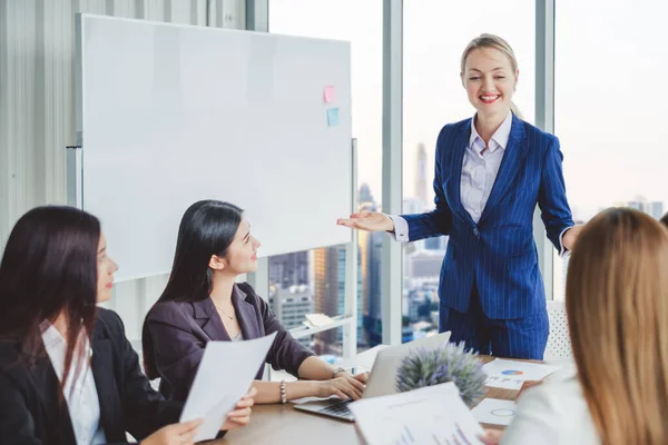 Unga Asiatiska Affärsmän Med Presentation Affärsmöte Kontor Ekonomisk Rapport Presentation — Stockfoto