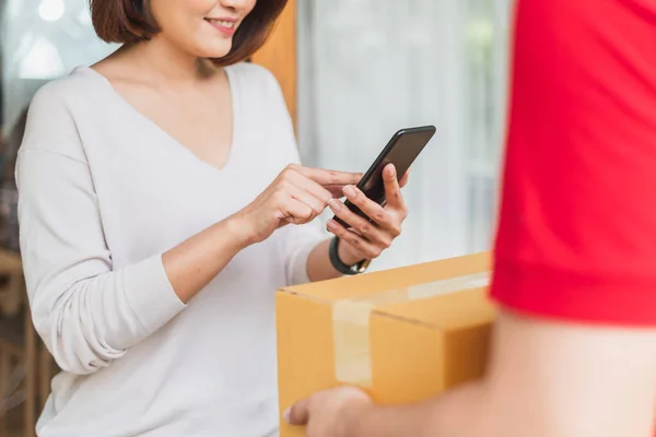 Asian Delivery Man Deliver Box Parcel Package Customer Home Shipping — Stock Photo, Image