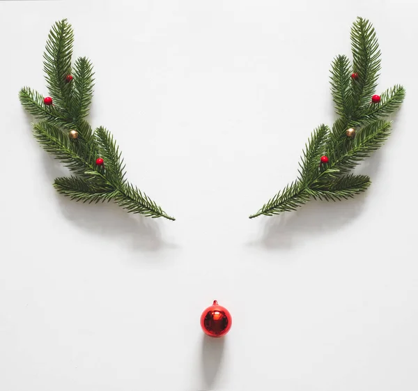 Rénszarvas Készült Karácsonyi Dekoráció Fehér Háttér Karácsonyi Koncepció Lapos Fektetés — Stock Fotó
