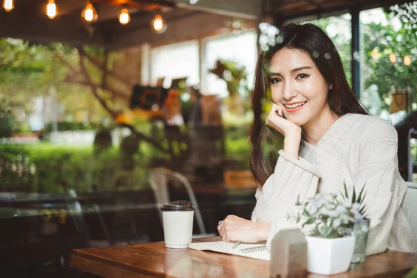 커피숍에서 일하는 아리따운 아시아 여성의 초상화 — 스톡 사진