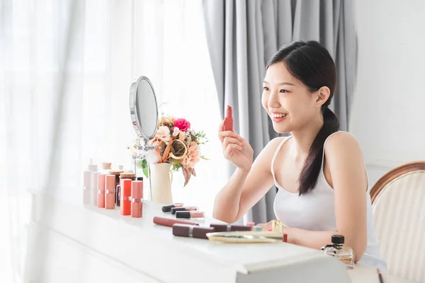 얼굴에 화장품을 바르고 건강에 관리를 개념을 만들어 아름다운 아시아의 — 스톡 사진