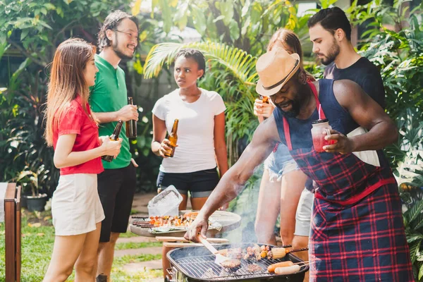 多元化人群在家里举行烧烤 烧烤派对 午餐烹调烤肉 快乐朋友派对生活方式的概念 — 图库照片